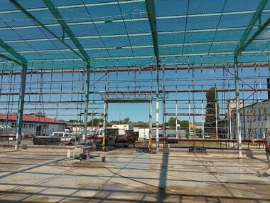 Halle wird bis auf die Stahlgrundkonstruktion zurückgebaut