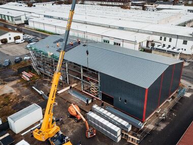 Dach eingedeckt –Montage der PV- Anlage und Montage der Fassaden November 2024